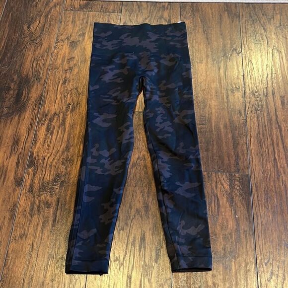 SPANX Look at Me Now Seamless Cropped Leggings SIZE S in EUC Camo - Picture 1 of 6